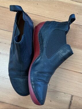 Think! Black Leather Chukka Boots with Red Sole